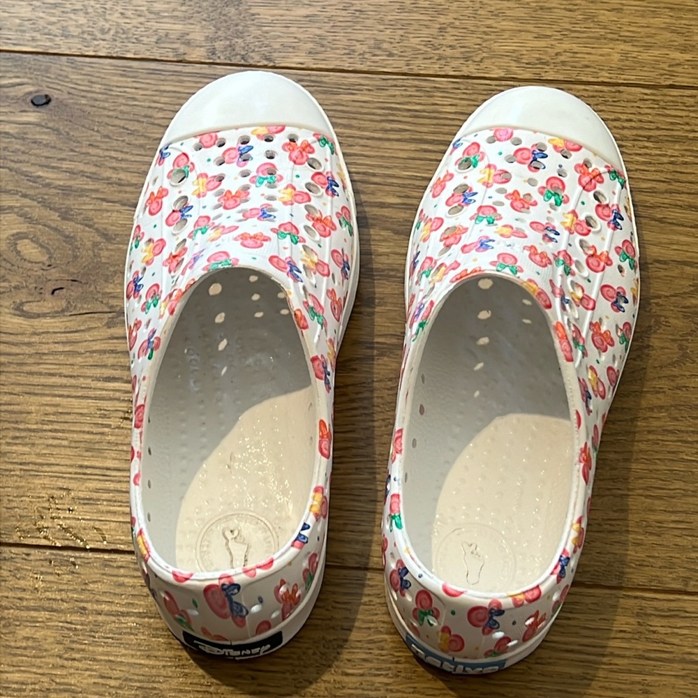 Disney Minnie Mouse Native slip on shoes - size 1 (junior/big kid)